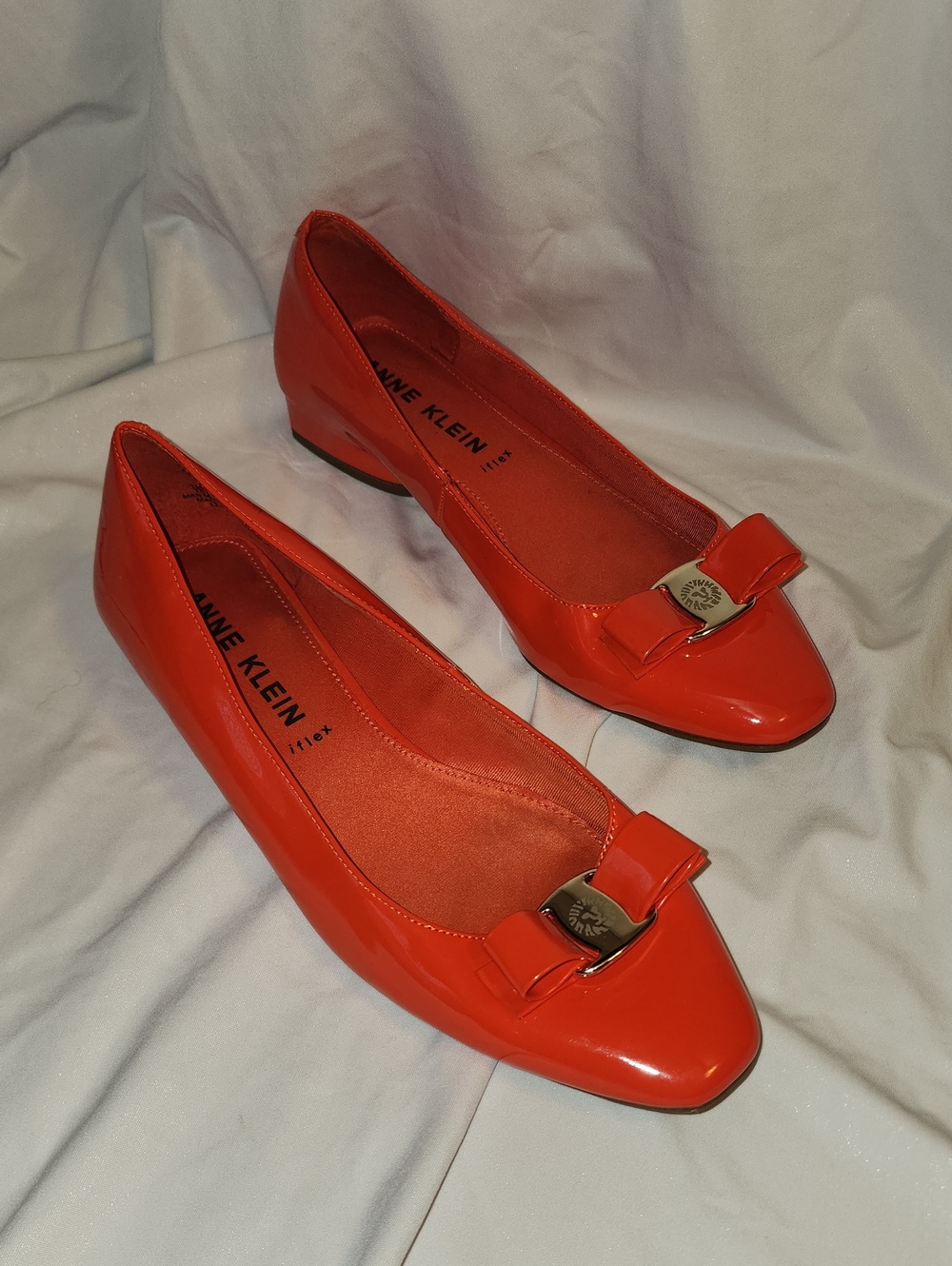 Anne Klein Size 8.5 Bright Orange Patent Leather Bow Flats - Picture 2 of 15
